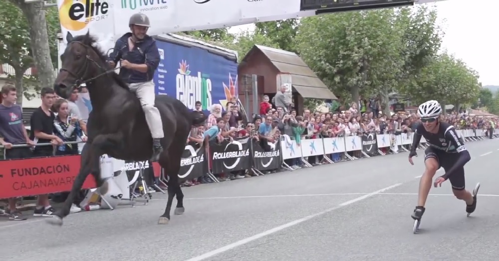 Duelo de velocidad entre la patinadora Erika Zanetti y Krann, el caballo de pura sangre ingl&eacute;s